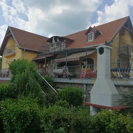 Apartmanhaz Klara Guest house *
